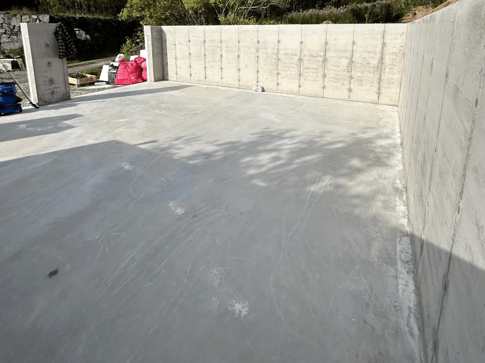 Gjuten betonggrund med synliga formspår