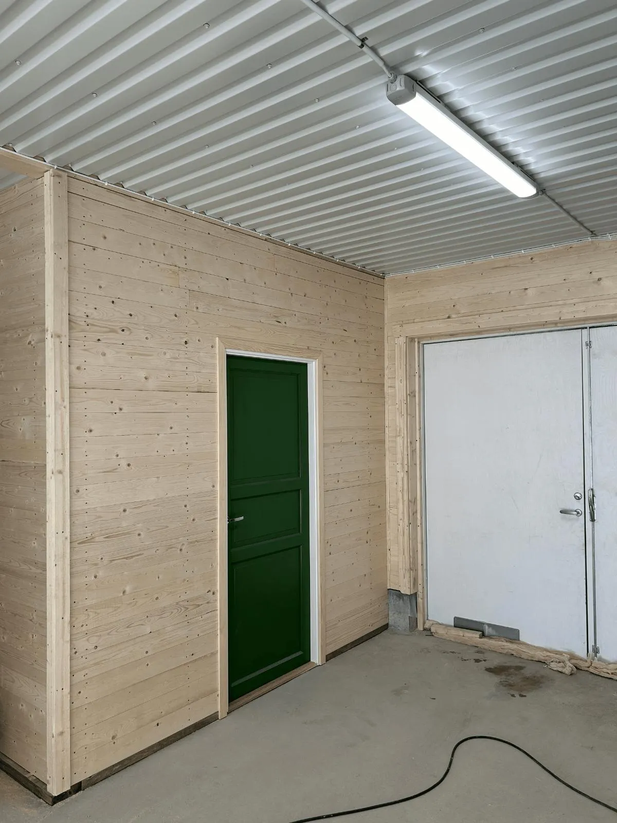 Invändig träpanel med grön dörr