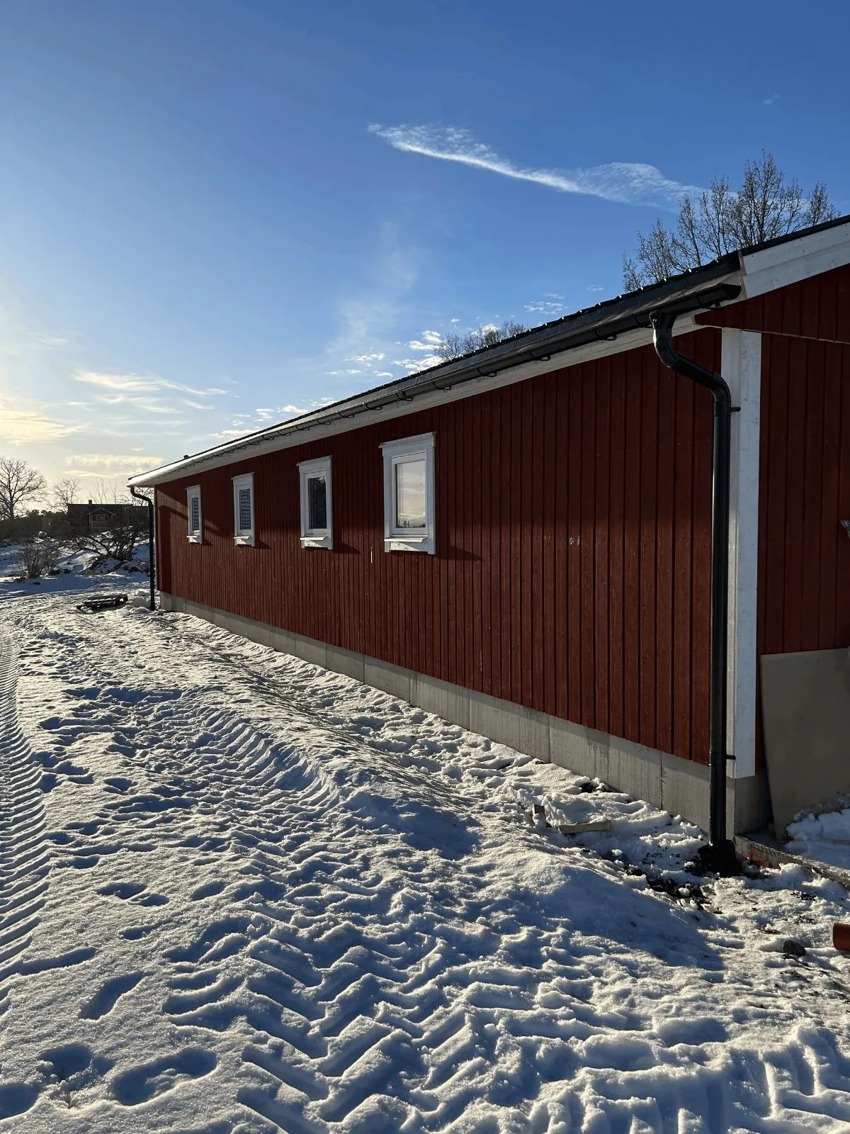 Röd byggnad i vinterlandskap