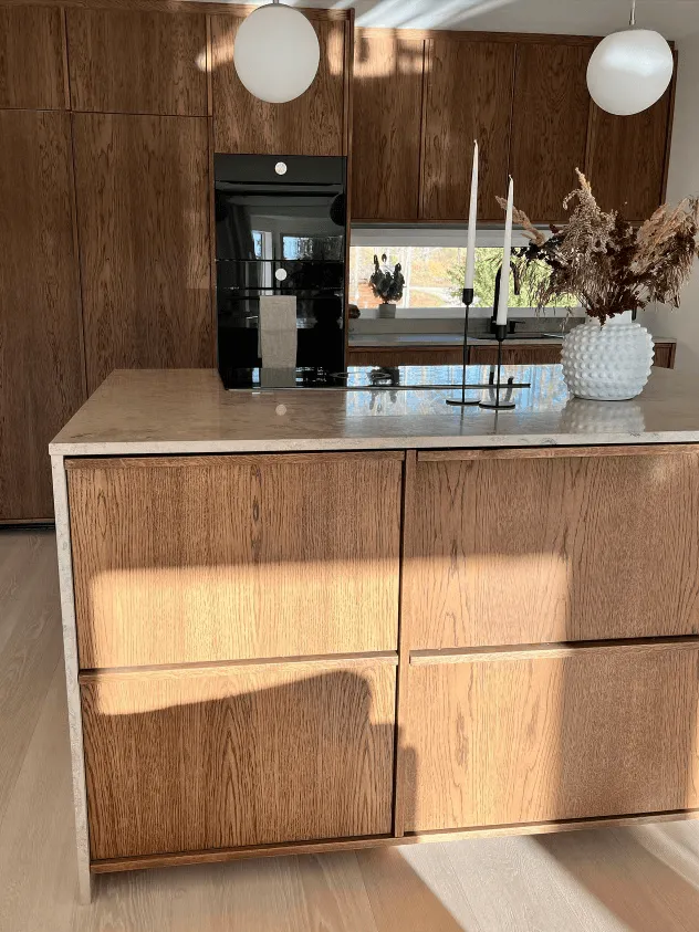 Köksrenovering med ek och sten