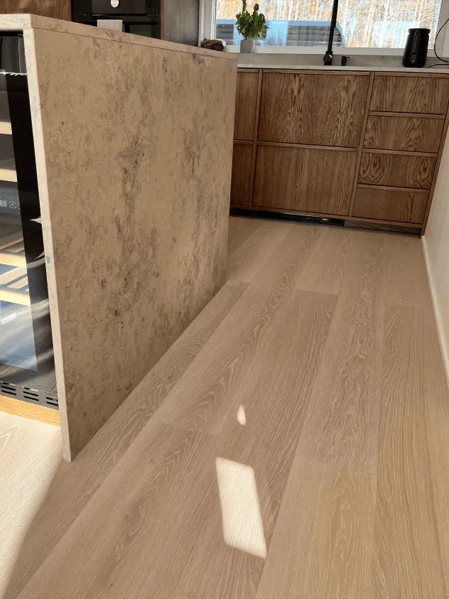 Kök med stendetaljer och ekskåp