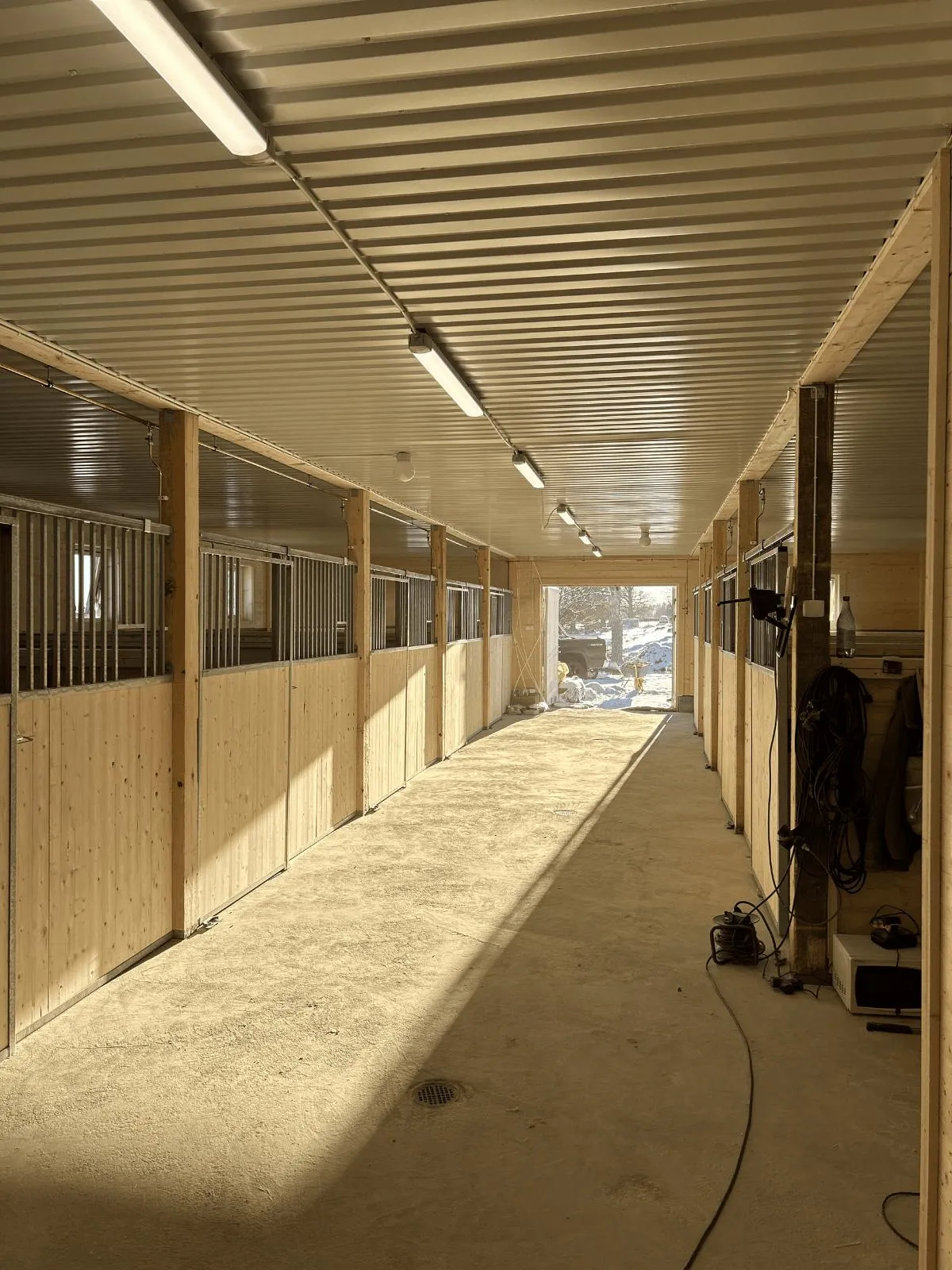 Stallbyggnad med boxar