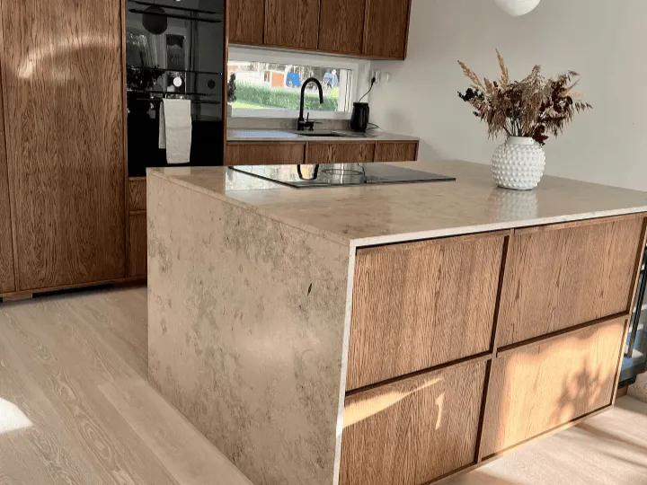 Renoverat kök med köksö i ek och sten